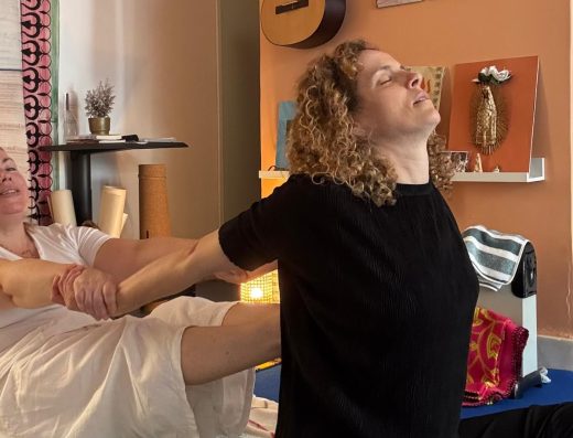 THAI YOGA MASSAGEM COM REIKI VÉDICO
